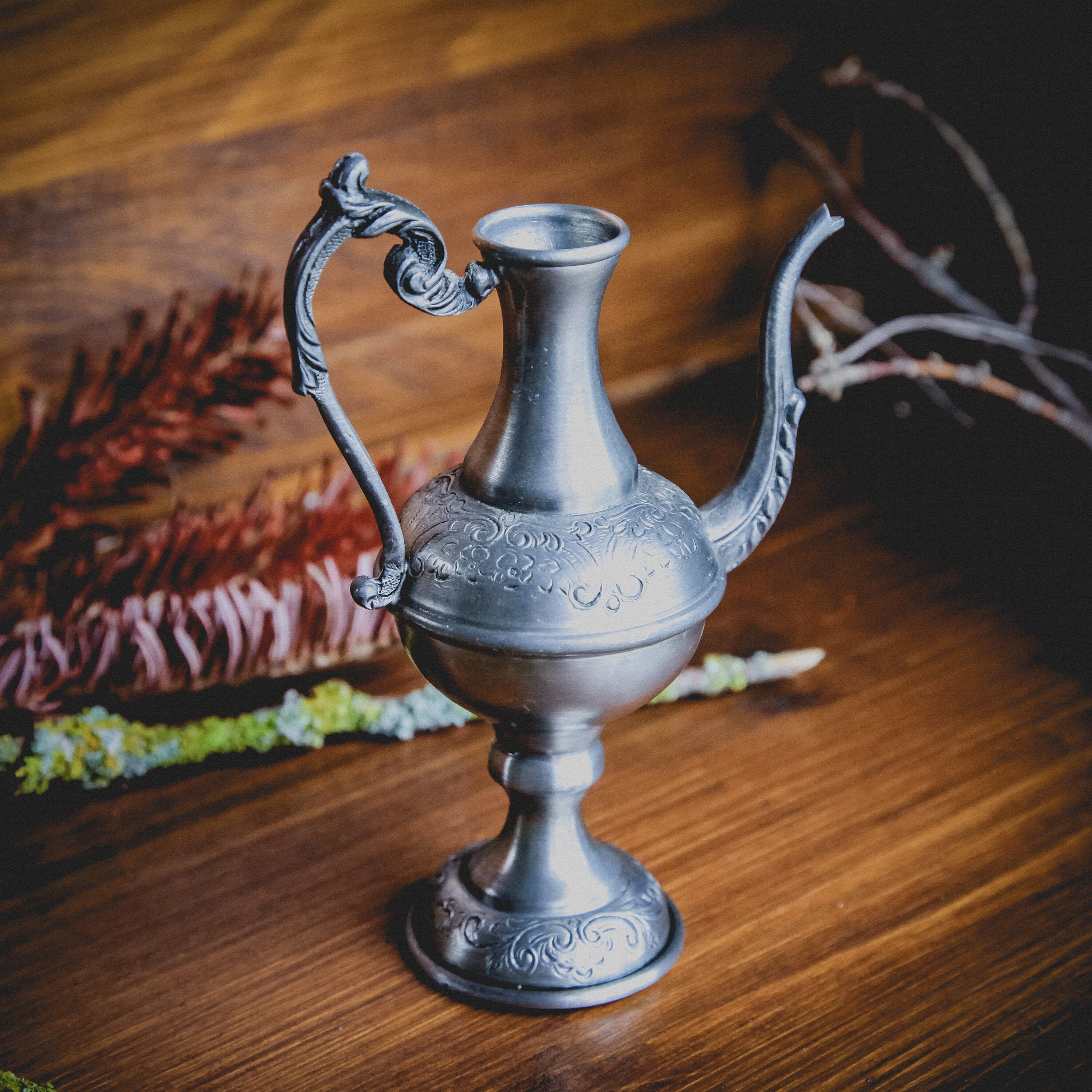 Adorable Carafe en Étain Miniature Au Magnifique Design Gothique, Poinçonnée d'origine Européenne.