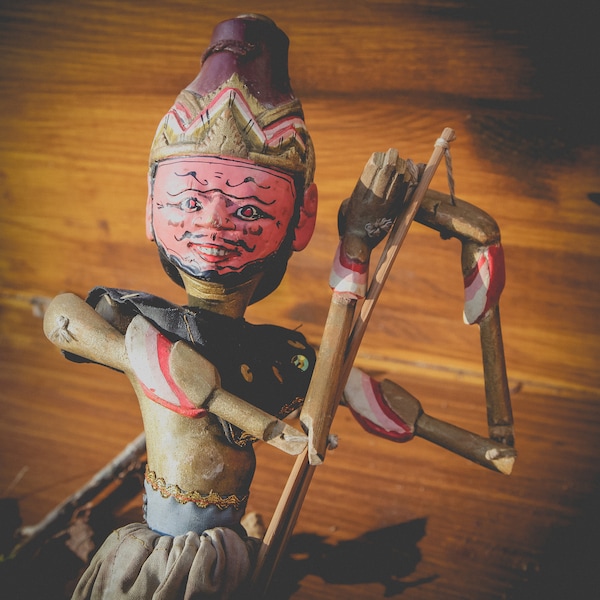 Marionnette en bois indonésienne Wayang Golek antique, poupée marionnette magnifiquement effrayante avec un visage très expressif.