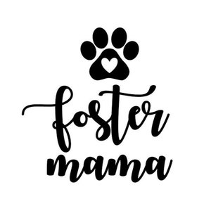 Op de afbeelding: Zwart-wit grafisch ontwerp met een pootafdruk en een hart in het midden. De tekst "foster mama" is geschreven in een cursief schrift onder de pootafdruk.