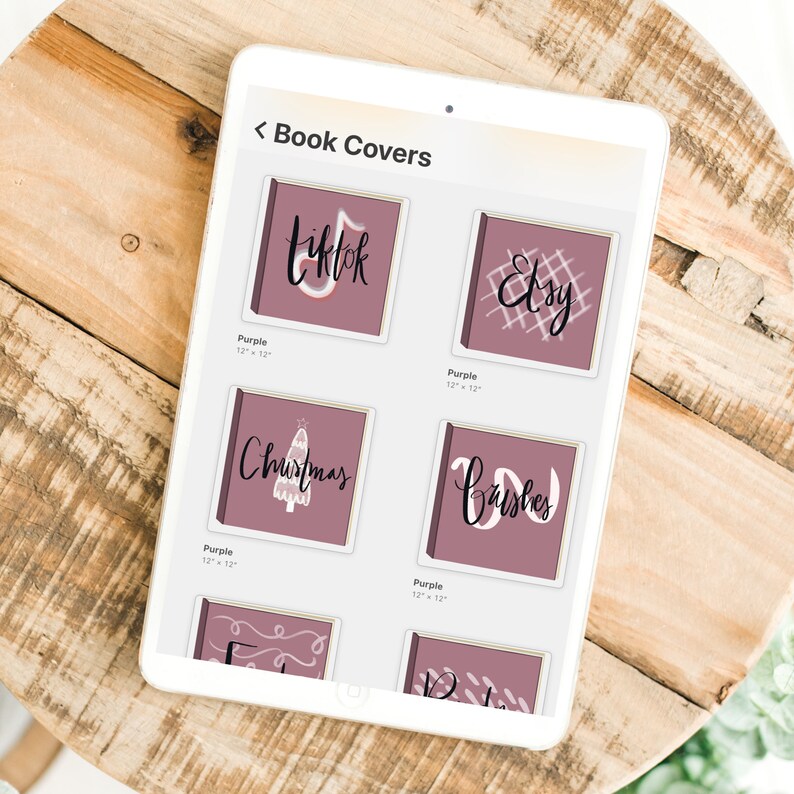 Może przedstawiać: Cyfrowy tablet wyświetla okładki książek z r&oacute;żnymi wzorami. Okładki są fioletowe z białym tekstem i ilustracjami, w tym "tiktok", "Etsy", "Christmas" i "brushes". Każda okładka jest oznaczona jako "Purple" i ma wymiary 30,48 cm x 30,48 cm.