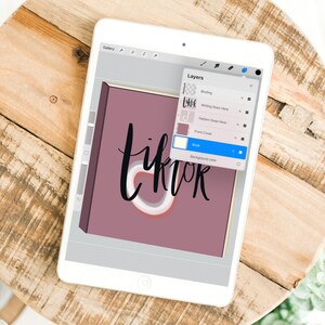 Może przedstawiać: Cyfrowa ilustracja projektu okładki książki na tablecie. Okładka ma stonowany kolor malinowy z napisem "tiktok" w stylizowanej czcionce. Ekran tabletu wyświetla warstwy oprogramowania do projektowania.