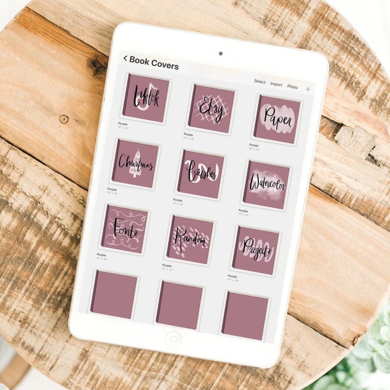 Może przedstawiać: Biały tablet wyświetla ekran zatytułowany "Okładki książek" z r&oacute;żnymi opcjami projektowania. Kwadratowe okładki mają fioletowe tło i biały tekst, w tym "Tiktok", "Etsy" i "Paper". Każda okładka jest oznaczona jako "Purple" i ma wymiary 30,48 cm x 30,48 cm.