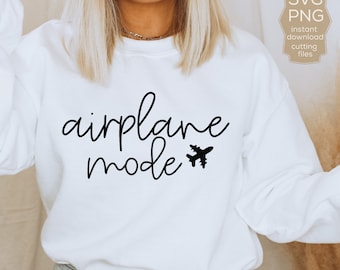 Pode incluir: Camisola branca com o texto "airplane mode" em fonte cursiva preta e um pequeno gráfico de avião.