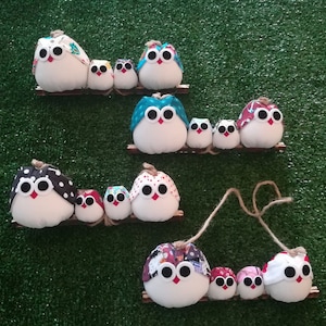 Chouette famille 4 personnes tissu divers et varié mix papa enfants maman hibou personnalisé prénom sur branche bois cadeau unique naissance