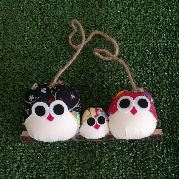 Nojaro - Chouette Famille 3 Hiboux Personnalisé Prénom sur Branche avec Cordelette Cadeau Unique Nai