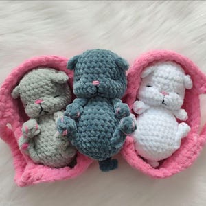 Sleeping kitten in cradle crochet pattern and video, realistic kitty tutorial, one piece crochet sleeping kitti