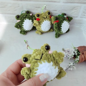 Virkat grodmönster, fickstorlek, virkmönster mini grodplysch, väskberlock, bildekor, nyckelringsmönster, virkhandledning för grodor