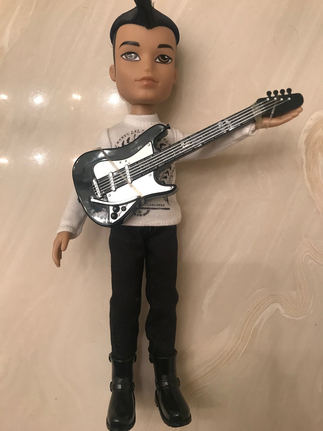 Bratz Pretty 'N' Punk Boyz Punkz Poupée Mannequin - Eitan - Poupée Garçon avec 2 Tenues et
