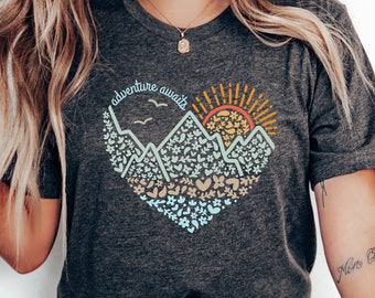 Camiseta "Aventura te espera", camiseta de aventura, camisetas de camping, camiseta de montaña, camisetas de senderista, camiseta para amantes de la naturaleza, regalo de camping, camiseta de vacaciones