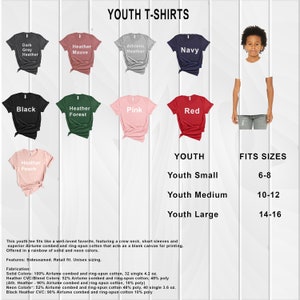Puede incluir: Camisetas para j&oacute;venes en una variedad de colores, incluyendo negro, bosque jaspeado, rosa, rojo, malva jaspeado, gris oscuro jaspeado, jaspeado atl&eacute;tico, azul marino y melocot&oacute;n jaspeado. Las camisetas se muestran puestas y sobre un maniqu&iacute;. La tabla de tallas muestra las tallas para j&oacute;venes, peque&ntilde;a, mediana y grande con los rangos de edad correspondientes.