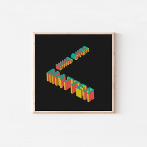 Pode incluir: Uma impressão emoldurada com fundo preto e o texto "MIND OVER MATTER" em letras 3D coloridas. As letras são vermelhas, amarelas e azul-turquesa.