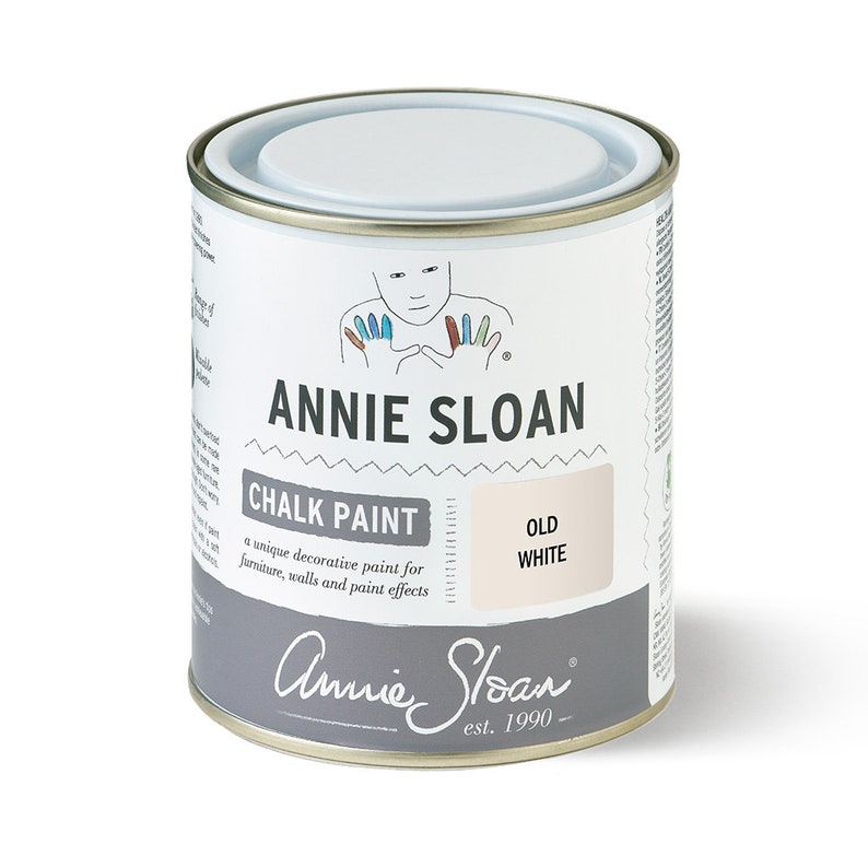 Op de afbeelding: Een blik Annie Sloan Chalk Paint in de kleur Oud Wit. Het blik is wit met een zwart etiket en bevat het Annie Sloan logo en de tekst "Chalk Paint" en "Oud Wit".