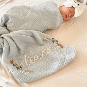 Personalisierte Babydecke mit Name und Blumenmuster bestickt - Musselin-Baumwolle