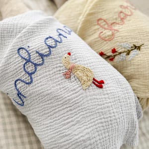 Personalisierte Baby Swaddle Decke mit Name und Symbol - Hand bestickt Musselin