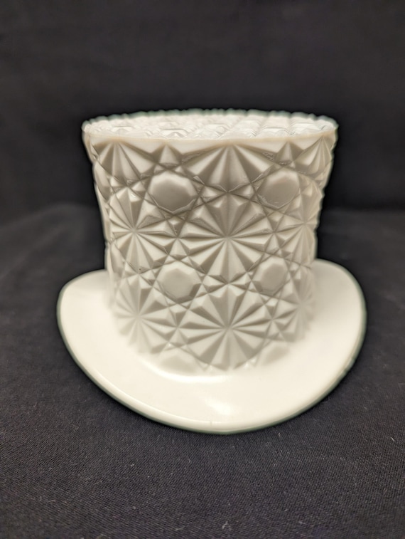 Fenton Milk Glass Daisy Button pattern (TRE) Fenton Milk Glass Daisy Button pattern (TRE)
