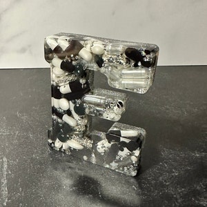 Cruella (Negro/Blanco/Plata) Letras de escritorio de píldora fría de pie de 4" (individual)
