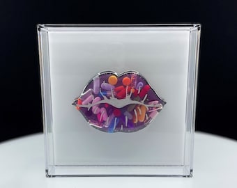 7.5"x7.5" Chill Pill Resin Art - Kiss