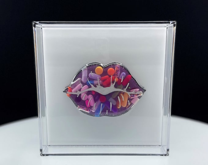 7.5"x7.5" Chill Pill Resin Art - Kiss