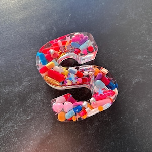 Letras de escritorio Chill Pill de 4" de la marca Finer (individual)