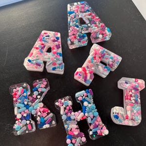 Letras de escritorio Chill Pill de 4" en tonos pastel (individual)