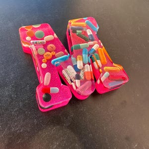 Letras de escritorio Chill Pill de 4" en color rosa intenso (individual)