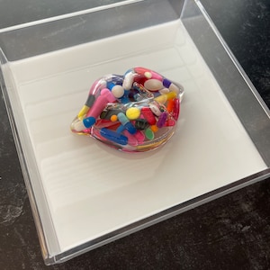 NEW 7.5&quot;x7.5&quot; Chill Pill Resin Art - Big Kiss