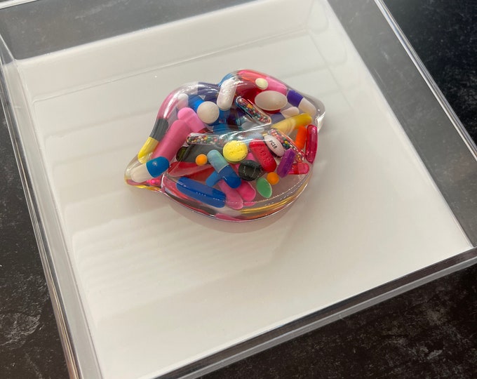 NEW 7.5"x7.5" Chill Pill Resin Art - Big Kiss