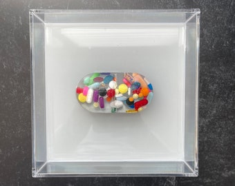 Arte de resina Chill Pill de 7,5" x 7,5" - Cápsula