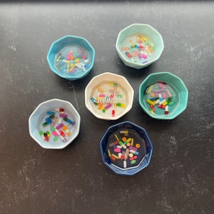 Plato con forma de anillo para enfriar pastillas con diseño geométrico