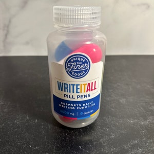 Könnte beinhalten: Eine durchsichtige Plastikflasche mit weißem Deckel, die sechs bunte Pillen-Stifte enthält. Das Flaschenetikett lautet "Write It All Pill Pens" und "Supports Daily Writing Function 6000 mg 6 capsules".