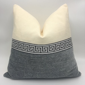 Cuscino personalizzato in chiave greca grigia e crema con solo copricusi decorativi