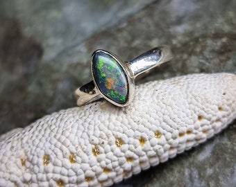 925 silverring, med mörk australisk opal, storlek 48.75 FR, 4.75 US.