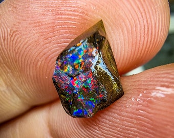 Halbroher Boulderopal aus Australien, Queensland, 2,96 Karat