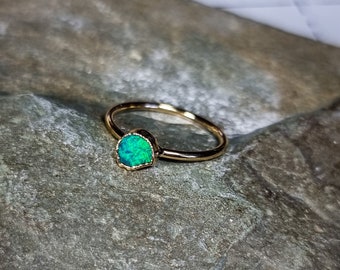 Ring mit australischem Schwarzopal, 18 Karat vergoldet, Größe 50 FR, 5,5 US.