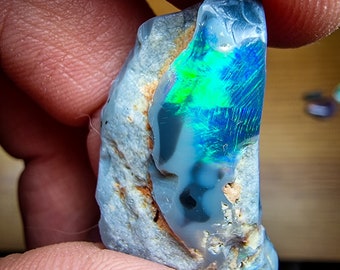 Opale noire d'Australie sur sa roche brute , Lightning Ridge, 19.4 carats