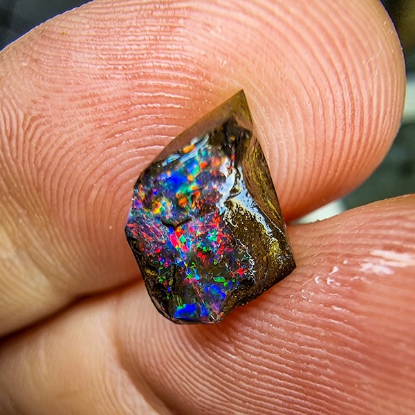 Semi-rough boulder opal from Australia, Queensland, 2.96 carats