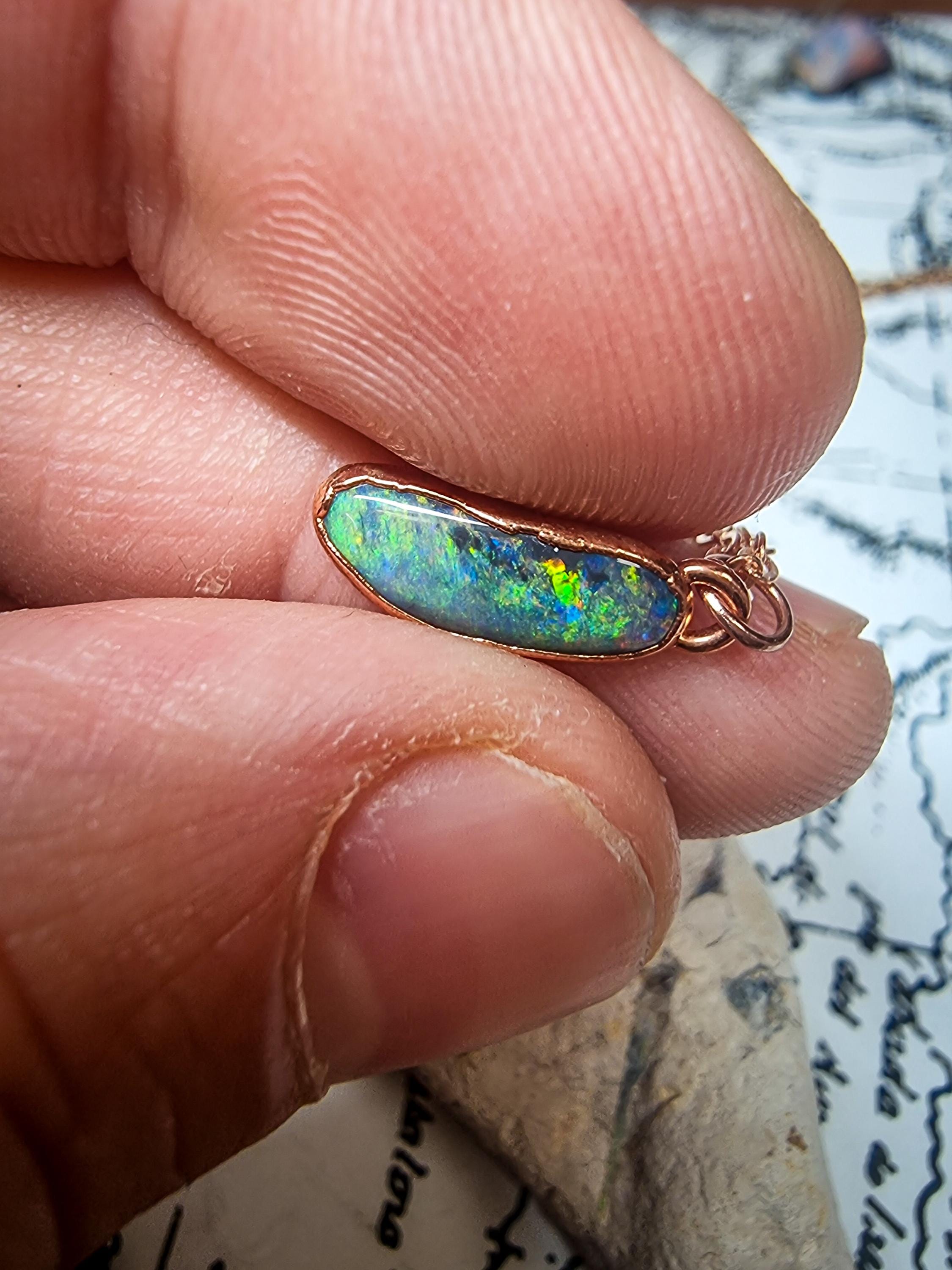 オーストラリア産ブラックオパールペンダント、ミニマリストスタイル