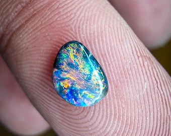 Mooi klein zwart opaal uit Australië, Lightning Ridge, 0,35 karaat