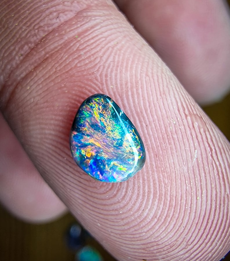 Jolie petite opale noire d'Australie, Lightning Ridge, 0.35 carats image 1