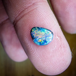 Jolie petite opale noire d'Australie, Lightning Ridge, 0.35 carats image 6