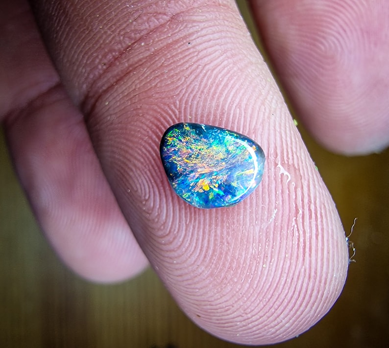 Jolie petite opale noire d'Australie, Lightning Ridge, 0.35 carats image 6