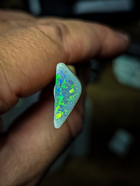 Opale sombre d'Australie, Lightning Ridge, 3.33 carats