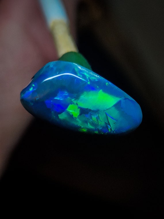見事なオーストラリア産ブラック オパール、ライトニング リッジ、3.8