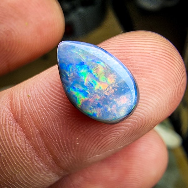 Opale scuro proveniente dall'Australia, miniere di Mintabie, 2,4 carati