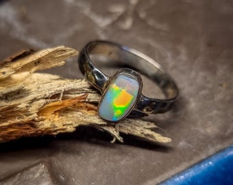 Australisk ring med mörk opal i 925 sterlingsilver, storlek 56, 7,5 US, hamrad ring