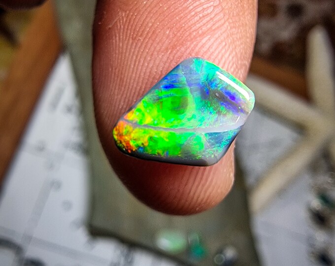 Opale Noire Naturelle Lightning Ridge D'Australie - 0.195 Carats, Cabochon Multicolore