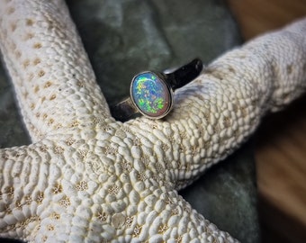 Ring aus 925er Silber, mit australischem Kristallopal Größe 49 FR, 5 US.