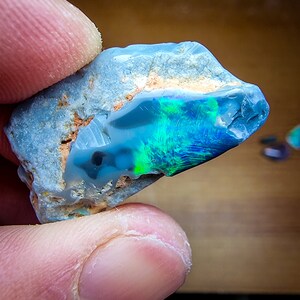 Opale noire d'Australie sur sa roche brute , Lightning Ridge, 19.4 carats image 2