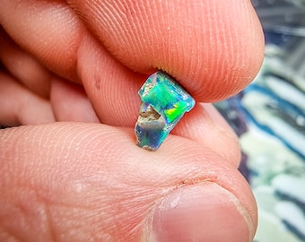 Kleiner roher schwarzer Opal mit intensiven Farben, Lightning Ridge, 0,98 Karat