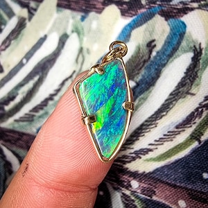 Superb pendant with a magnificent black Australian opal, in 18K gold